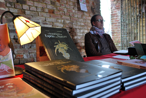 Richard Ely sur son stand de dédicaces en Avesnois